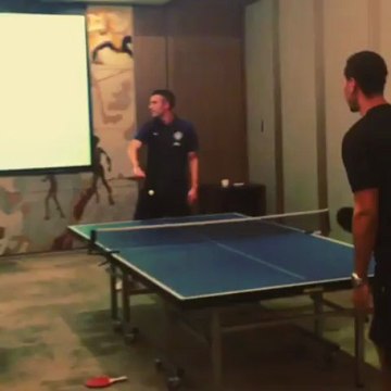 Rio&RvP playing table tennis
