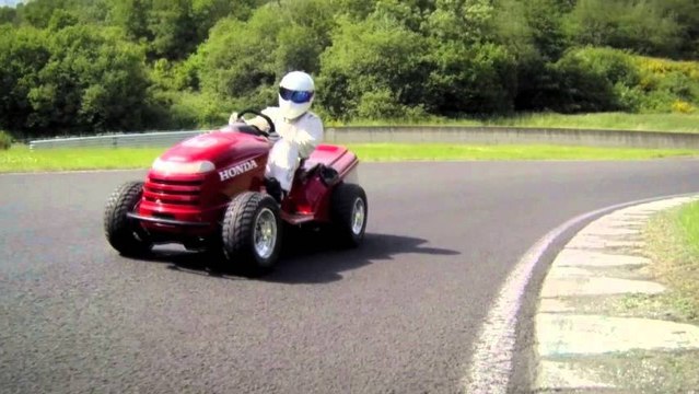 Tondeuse à gazon roule à 210 km/h