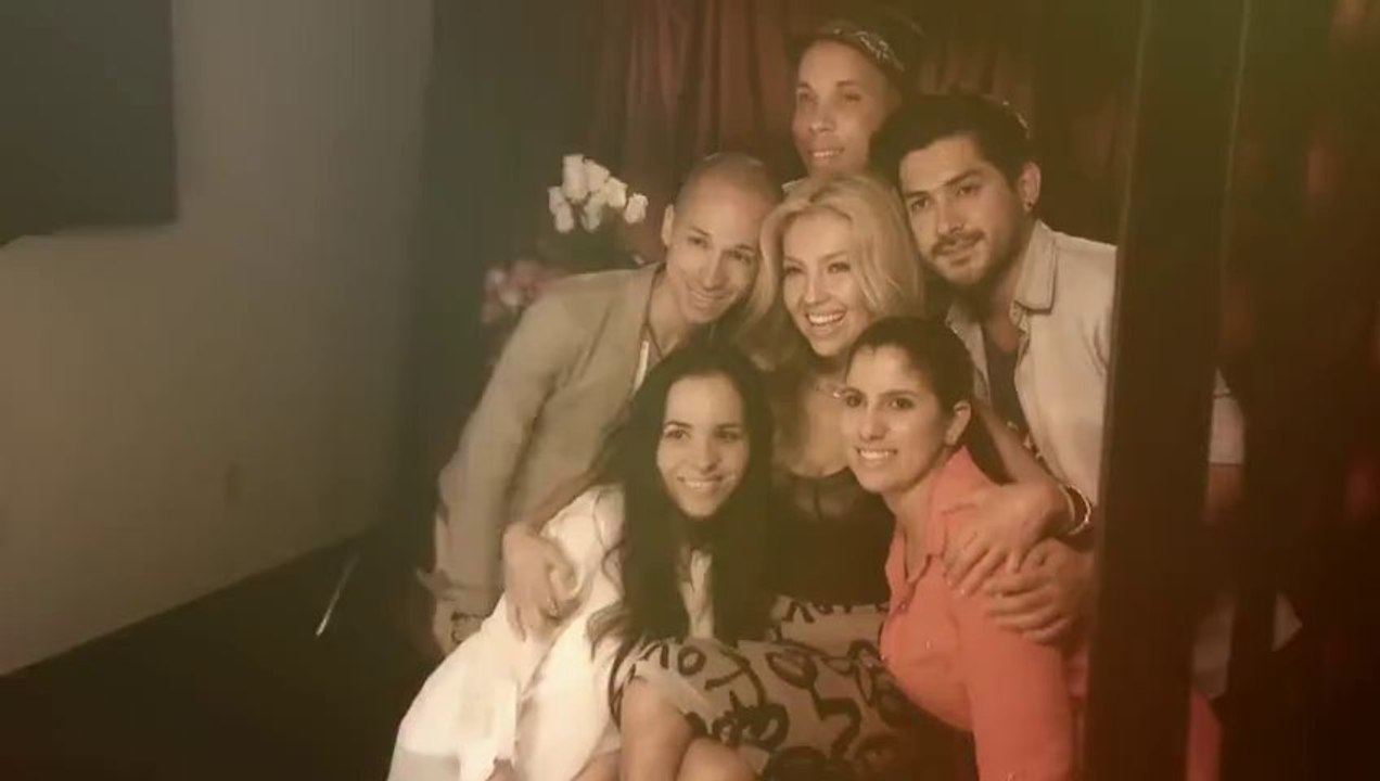 Thalía, entre flores, fans, ensayos y manías