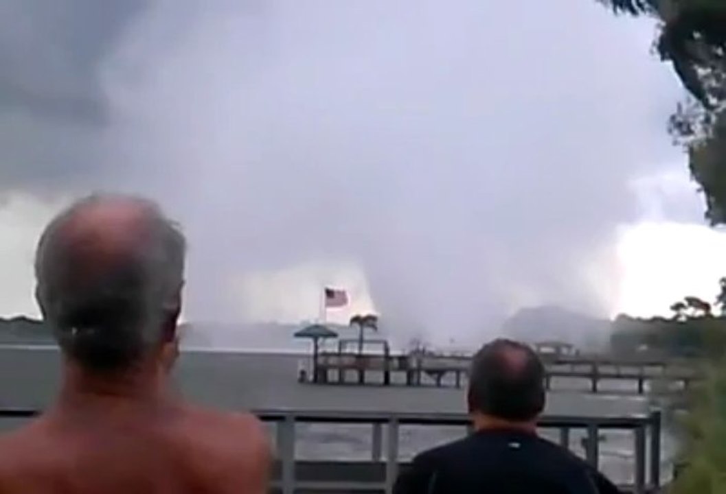 Une spectaculaire trombe d'eau