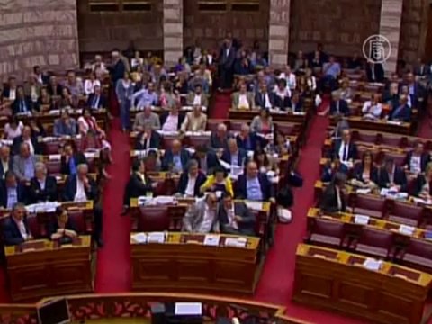 Правящая партия Греции одобрила увольнения