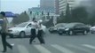 2 policières chinoise se battent en pleine rue.