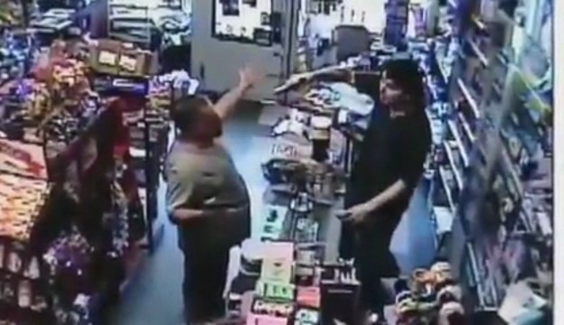 Voleur dans le mauvais magasin - braquage qui tourne mal!