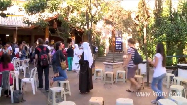 Les Varois auprès de Marie qui défait les noeuds