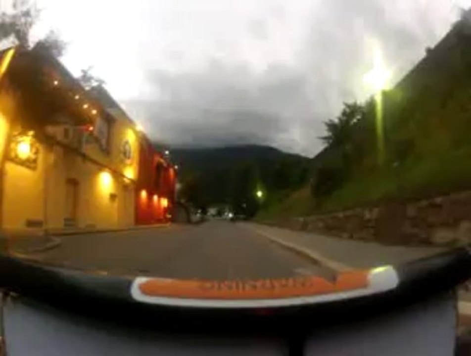 Andy fährt in die Stadt mit dem Quad