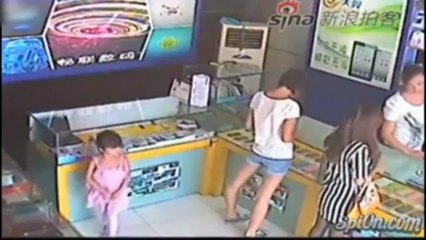 Chine  Petite fille vole un iPad rose