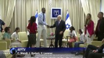 Peres convida jogador da NBA a atuar em Israel