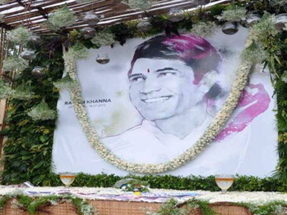 Bollywood at Rajesh Khanna's Residence on First Death Anniversary