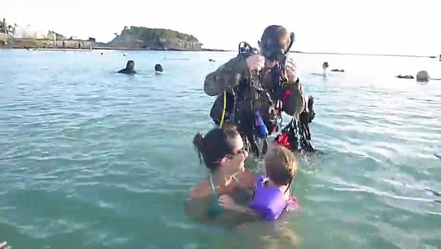 Un soldat de retour d'Afghanistan fait une surprise à sa famille...