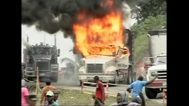 Striking Colombian miners block roads