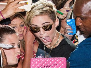 Descargar video: Miley Cyrus Mobbed While Promoting We Cant Stop In London