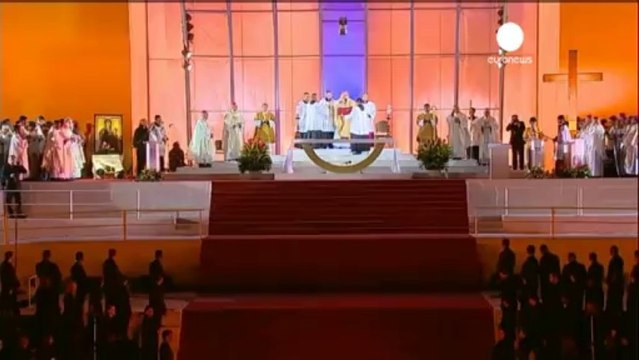 Duecentomila fedeli attendono Papa Francesco al...