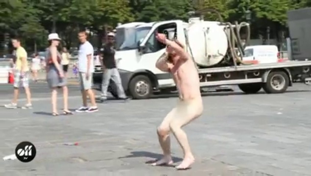 Sebastien Patoche nu Place de la Concorde à Paris !