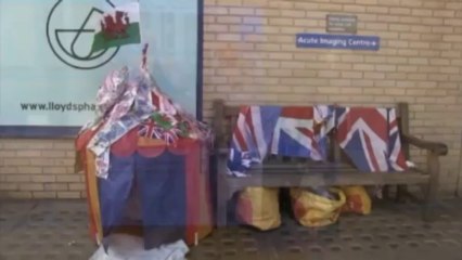 Cientos de curiosos esperan la llegada del bebé real en el hospital St.Mary-