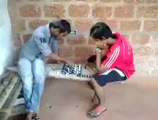 Ils jouent aux échecs sur une planche à repasser