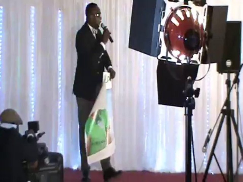 La poetesse Nathy Ebriet Bana Ponton et les sapeurs Paris