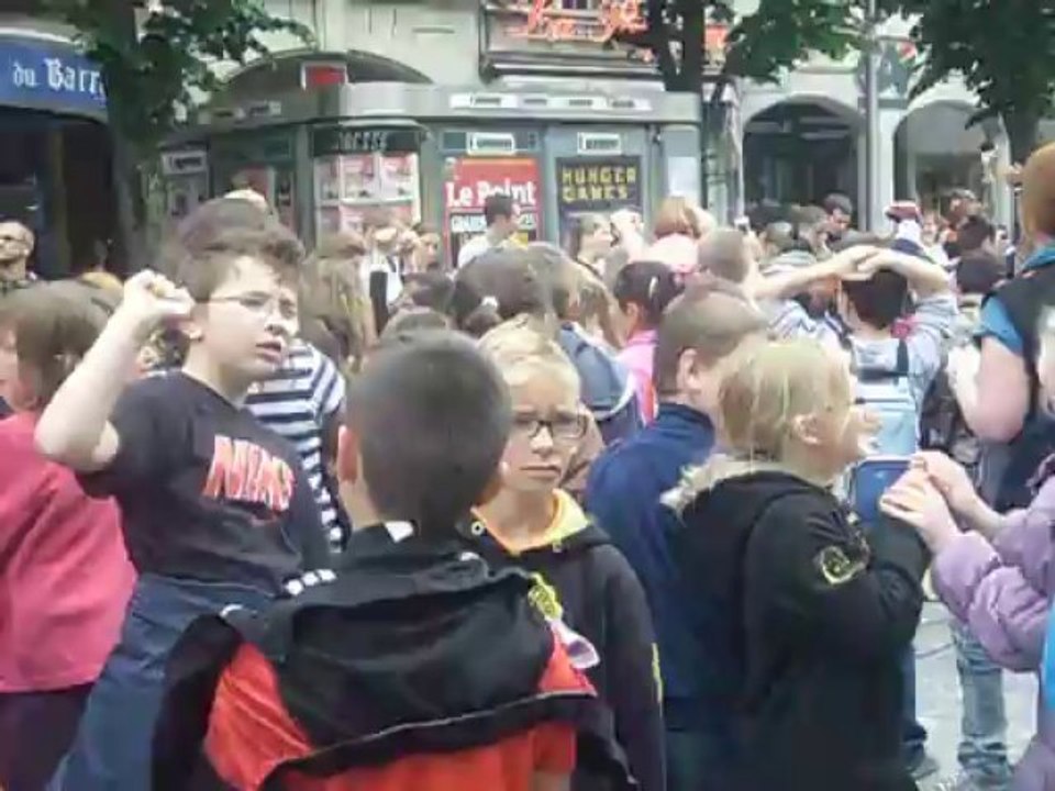 ma fille qui chante a la place d'erlon avec sa classe