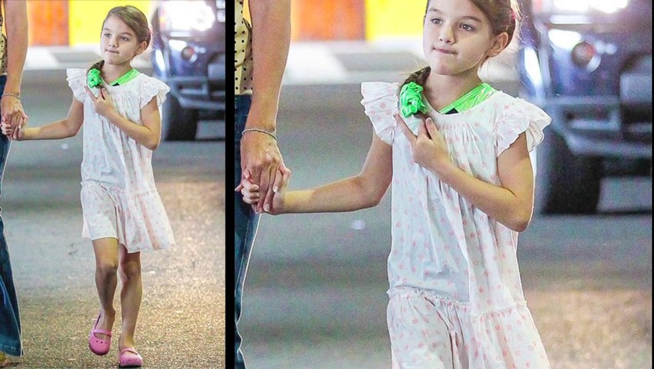 Suri Cruise Shows MIDDLE FINGER To MEDIA And PAPARAZZI, Little Brat