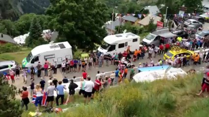 Un spectateur se mange une méchante balayette pendant le Tour de France