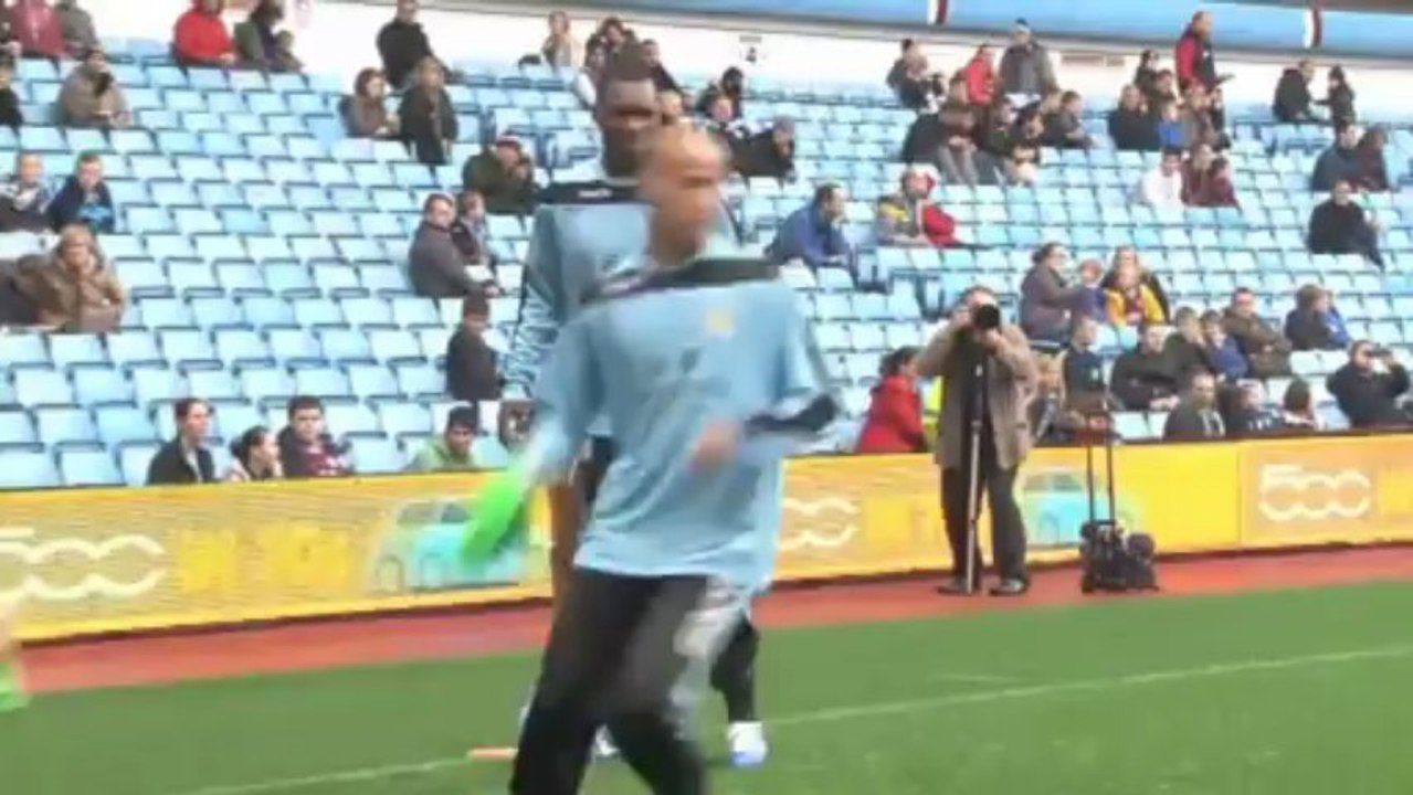 Benteke renueva con el Aston Villa