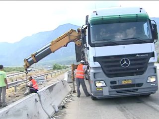 Νταλίκες συγκρούστηκαν στην εθνική οδό