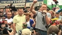 Navalny, en libertad provisional, confirma su...