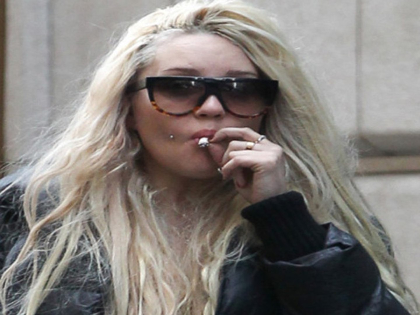 Amanda Bynes Smokes Weed- Kicked Out Of The Hotel Room, image size:1440x1080
