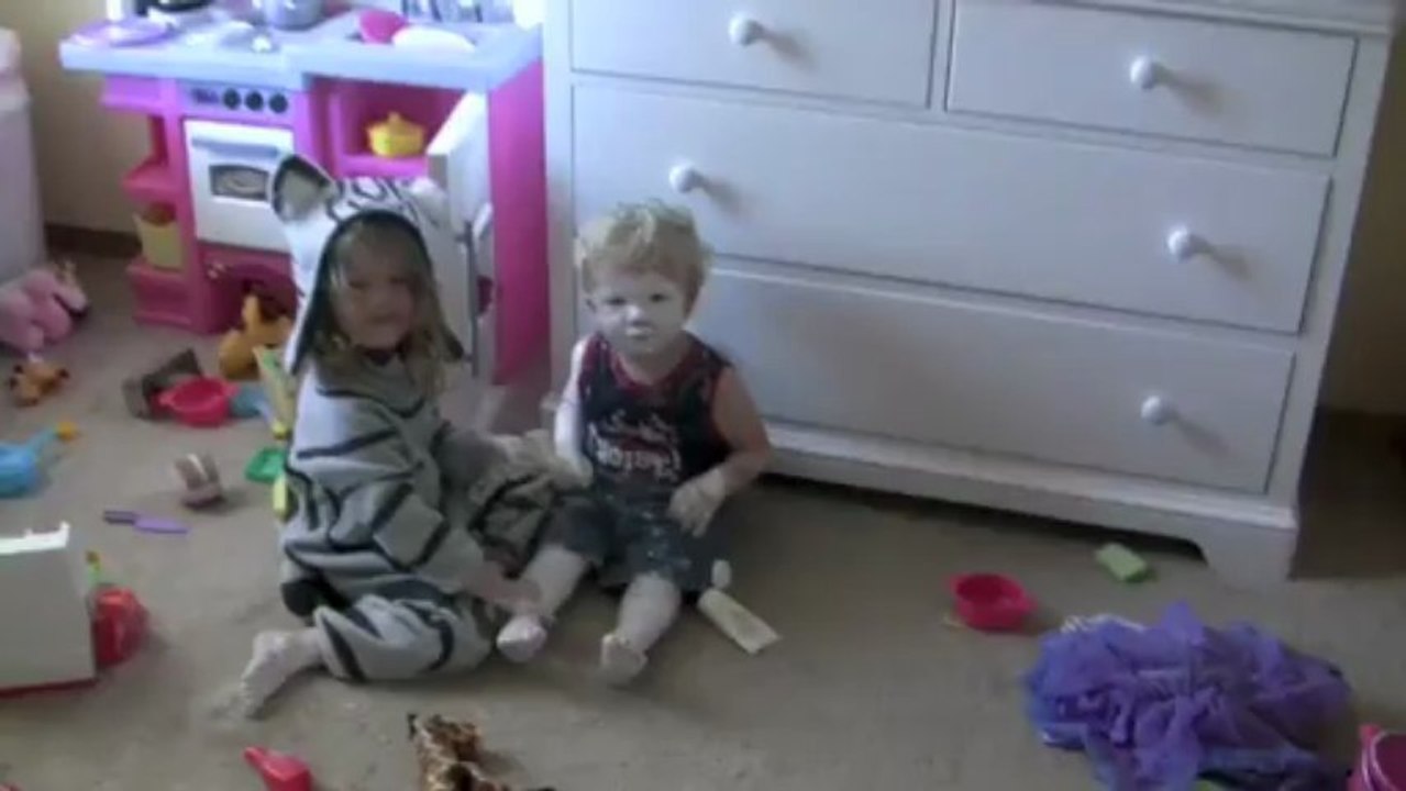 Des enfants jouent avec de la crème