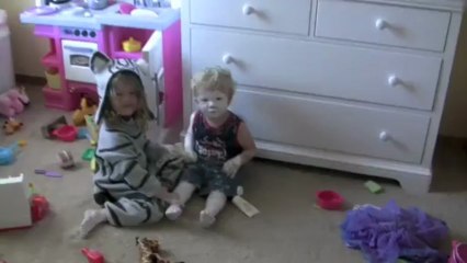 Des enfants jouent avec de la crème