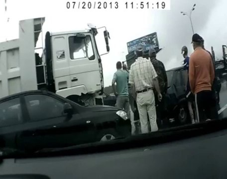 Грузовик снес 6 машин на МКАД