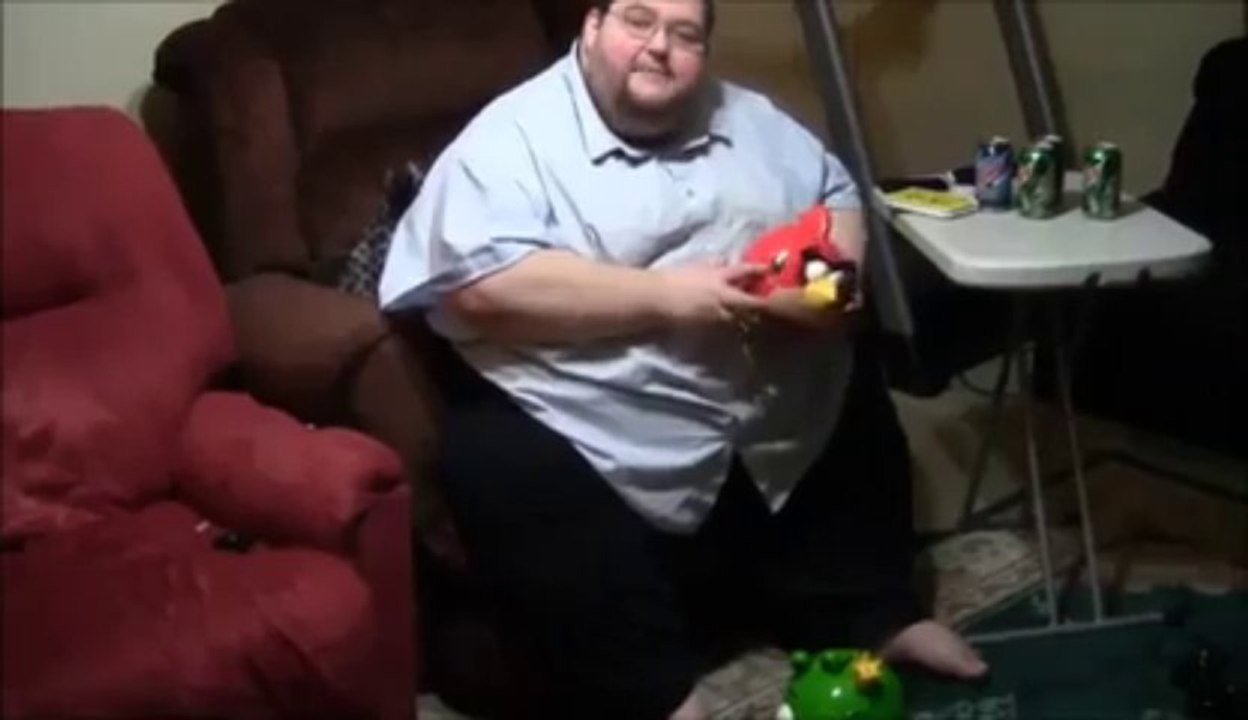 Un gars enorme joue à Angry Bird dans la vraie vie!