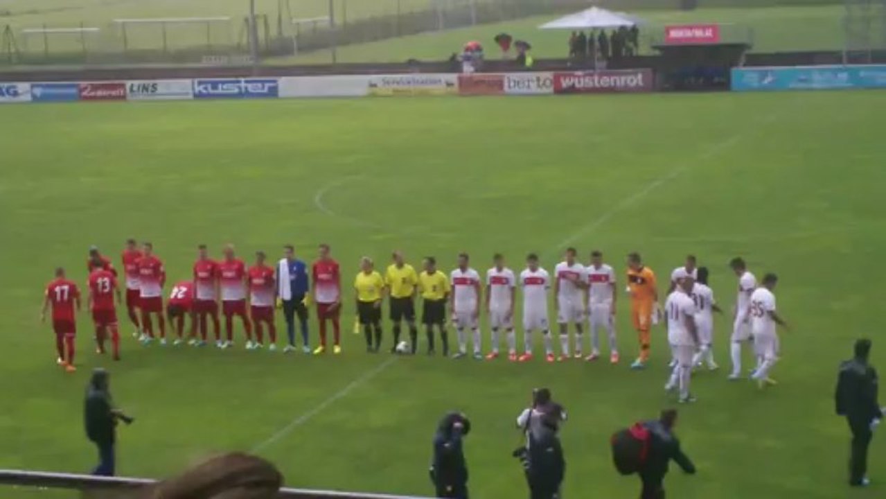 Oι παίκτες του Ολυμπιακού και της Φράιμπουργκ βγαίνουν στον αγωνιστικό χώρο του Σρουνς για τη σέντρα