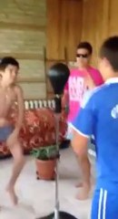 Download Video: Ils explosent une vitre avec Un punching ball pourri!