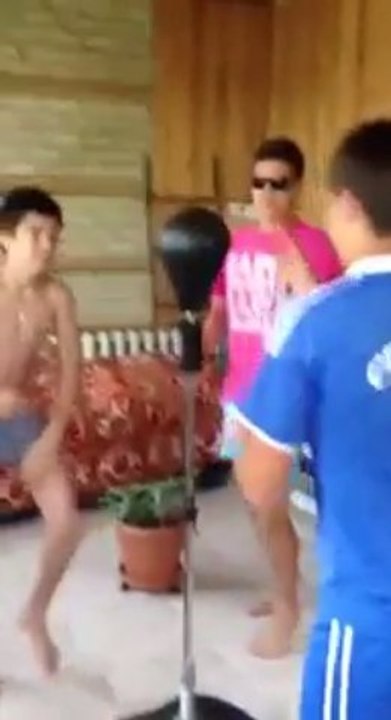 Ils explosent une vitre avec Un punching ball pourri!