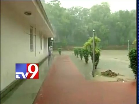 Heavy rain cripples daily life in Delhi