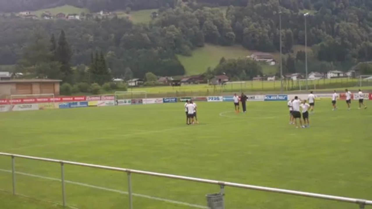 Η αναγνωριστική βόλτα των παικτών του Ολυμπιακού στο γήπεδο του Σρουνς