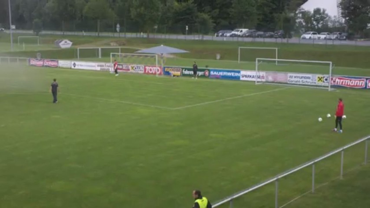 Οι παίκτες του Ολυμπιακού βγαίνουν για προθέρμανση ενόψει του φιλικού με τη Φράιμπουργκ