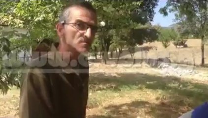 Πενταμελής οικογένεια μένει σε σκηνή σε πάρκο