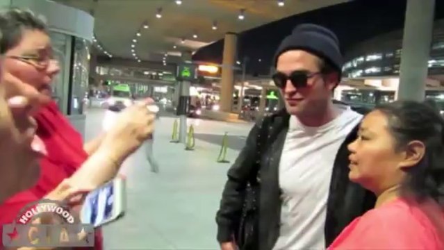 RobPatt 17|07|2013 Прибытие в аэропорт в Торонто, на съемки Карты к звездам , фанаты.