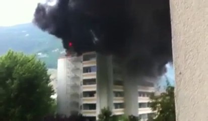 Terrible incendie en suisse.. L'immeuble crame complètement!