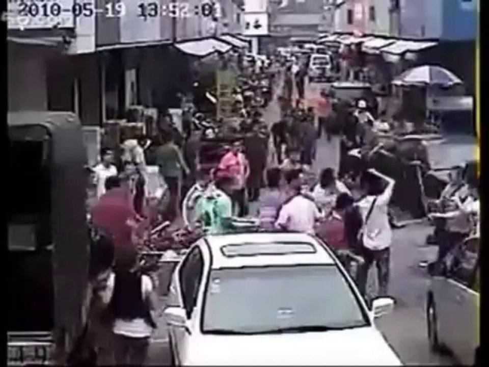 ひったくり犯フルボッコ 　　Chinese Snatchers bashed by citizen