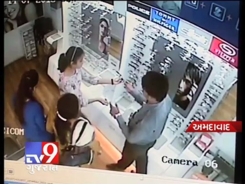Tv9 Gujarat - Ahmedabad : Woman who stole eye wears from showroom surrenders
