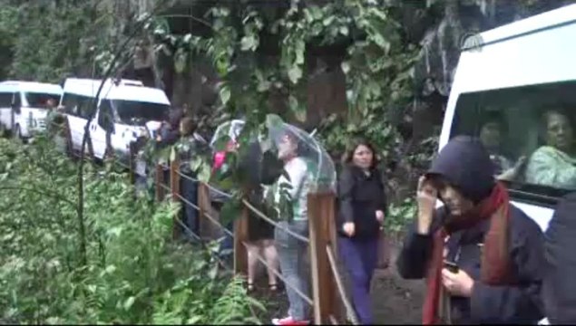 Şelaleler turistlerin gözdesi