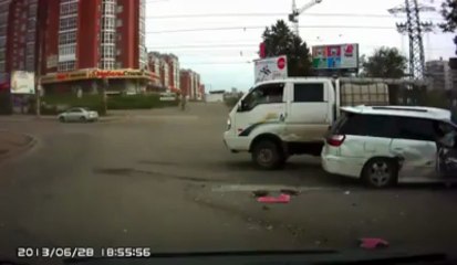 Un bus percute 3 voitures et se plante