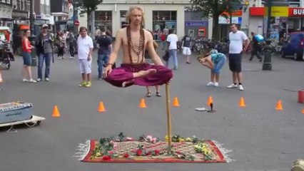 Il fait de la lévitation tranquillement assis