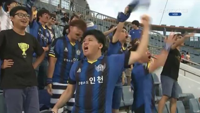 Un gardien coréen marque un coup franc de 90 mètres !