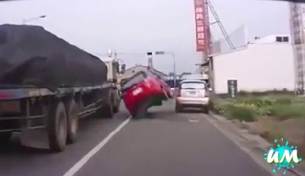 Les femmes au volant.. Grosse compilation d'accidents de voitures et autres créneaux...