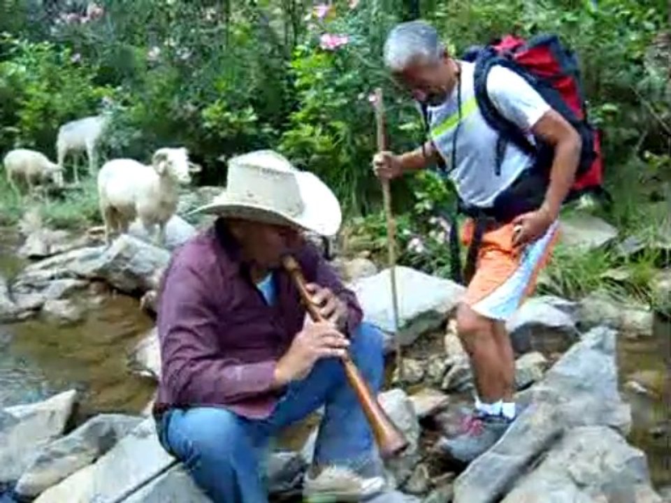 Ağustos  böcekleri ve su sesleri ile yankılanan yer Kazan gölü