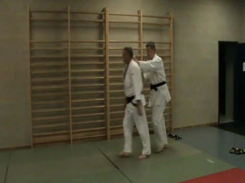 Ushiro eri dori (henka oshi) : uchi sabaki, ikkyo