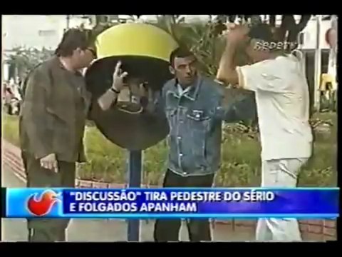 Pegadinha do João Kleber - Discussão atrapalha pedestre no telefone (João Kleber)